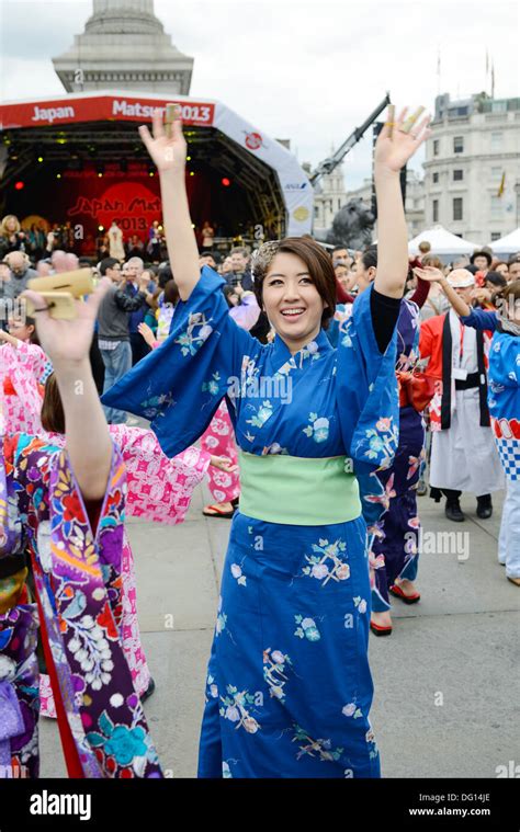 japanische mädchen tanzen auf matsuri tragen tracht der kimono in london england 5 oktober