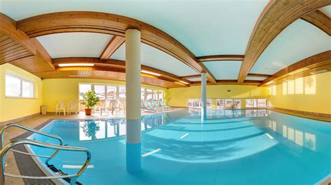 Hallenbad freibad wellness sauna 40.000 quadratmeter rutschen, whirlpools, massagen und viiiiiel wasser » zur webseite. Hallenbad und Wellnessbereich