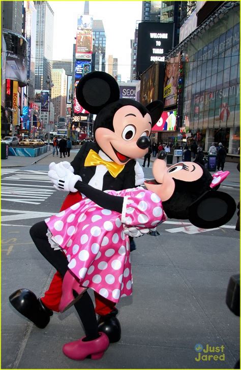 Full Sized Photo Of Minnie Mouse Own Star Walk Fame News 01 Minnie
