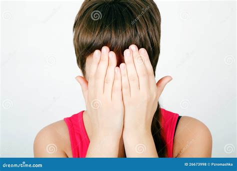 Het Meisje Behandelt Haar Gezicht Met Beide Handen Stock Foto Image