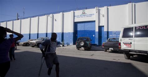 More Than 100 Inmates Some Barefoot Escape Haitian Prison Cbs News