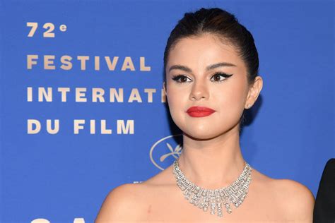 Selena Gomezs Comments About Social Media And Depression Show Why Making Space For Yourself Is