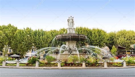 Combien De Fontaines A Aix En Provence - Fontaine à La Rotonde à Aix-en-Provence, France — Photographie