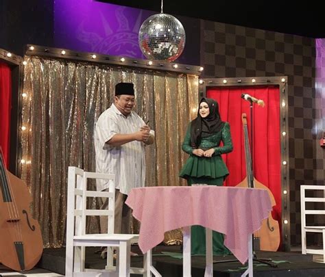 Sesi rakaman telah dibuat terlebih dahulu dan akan di tayangkan pada setiap hari jumaat tau!. Jamal Abdillah, Siti Nurhaliza, Fauziah Latiff & Siti ...