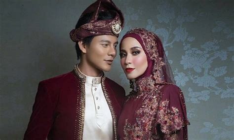 Beautiful maroon songket wedding dress designed by rizman ruzaini specially for nazim othman bella dal muslim wedding dresses malay wedding dress nikah dress. Gambar Di Sekitar Resepsi Nazim Othman, Bella Dally