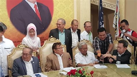 Parti bumiputera + pesaka membentuk parti pesaka bumiputera bersatu sarawak (pbb) pada tahun 1973. BN Sarawak bubar, perikatan baharu Gabungan Parti Sarawak ...