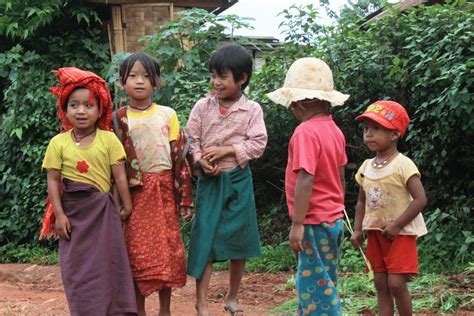 ミャンマーの農村部へ薬を配って歩くガイドが同行するトレッキングに参加してきた Gigazine