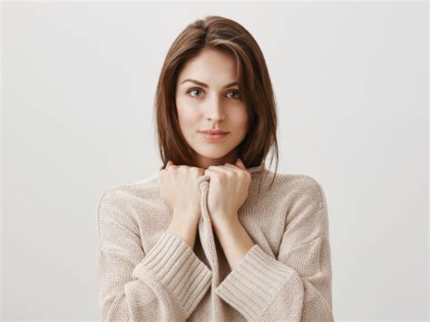 Красивая девушка в теплом свитере на сером фоне обои для рабочего стола картинки фото
