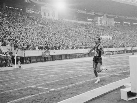 Abebe Bikila Corrió 42 Kilómetros Descalzo Y Cambió La Historia De