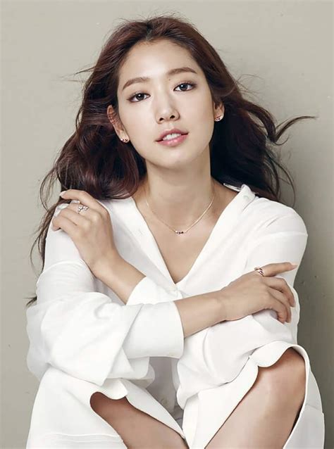Born on february 18, 1990, she was discovered after she appeared in singer lee seung hwan's music video for flower. 49 hot photos of Park Shin Hye that will surely stun your ...