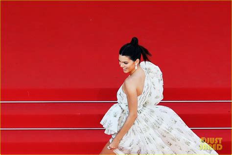 Kendall Jenner Makes Epic Entrance At Cannes Film Festival Photo 3902130 Kendall Jenner