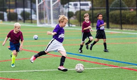 Niños Jugando Al Fútbol Con Mascarilla Los Pediatras Lo Desaconsejan