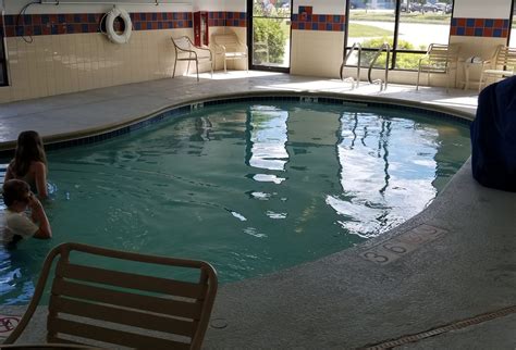 Hampton Inn Keokuk Iowa Swimming Pool Points With A Crew