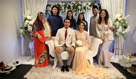 The cake for the wedding of malaysian showbiz celebrities aiman hakim ridza and zahirah macwilson was prepared by lily and lola cakes. Zahirah dan Aiman tunang