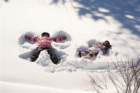 Kids In The Snow 12 Great Outdoor Winter Activities For Kids Baby