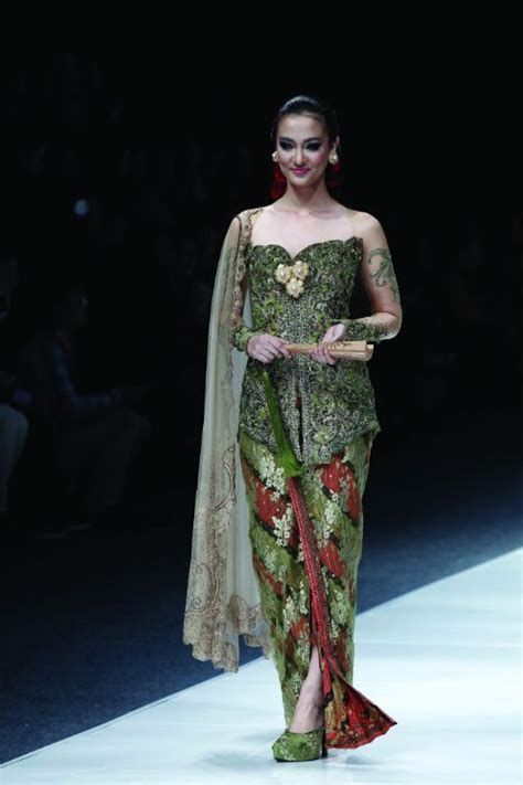 Kebaya ini merupakan kebaya modern yang memiliki desain yang sangat unik. Model Kebaya Anne Avantie Model kebaya brokat anne | Gaya ...