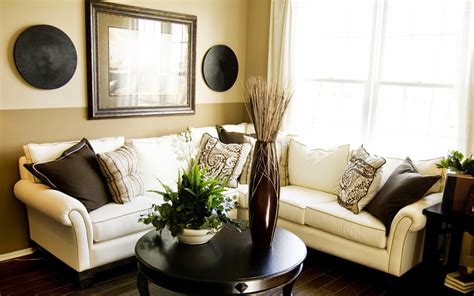 Hiasan dinding ruang tamu dengan gaya minimalis dapat menciptakan tampilan ruangan yang modern dan simpel. 45 Gambar Hiasan Dinding Ruang Tamu | Desainrumahnya.com