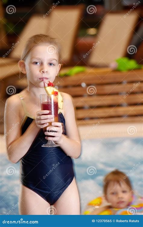Kinder Im Schwimmbad Stockbild Bild Von Farbe Blau 12370565