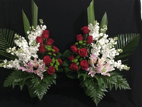 Idea n°1 potete seguirci anche sul nostro canale youtube clicca qui fonte immagine ecco ancora 20 idee per decorare la tua casa in festa!!! Church Flower Arrangements, Church Flowers, Funeral ...