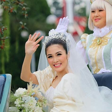 Jadi Cinderella Sehari Intip 10 Foto Mewahnya Pernikahan Sandra Dewi