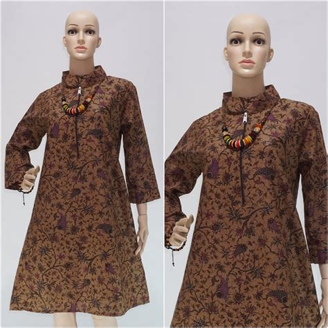 Style pakaian dengan desain longgar, dan menutup dada, punggung hingga bahu dikenal dengan istilah tunik. Jual Dress Tunik Batik Wanita Modern Coklat Sogan Rambatan ...