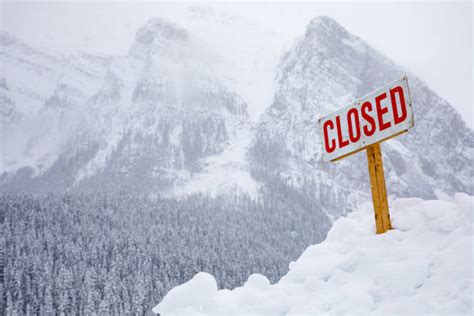 310 Closed Sign In Snow Stock Photos Pictures And Royalty Free Images