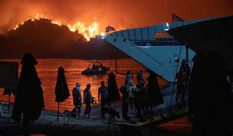 22 imágenes muestran la enorme fuerza de los incendios que están afectando a grecia upsocl