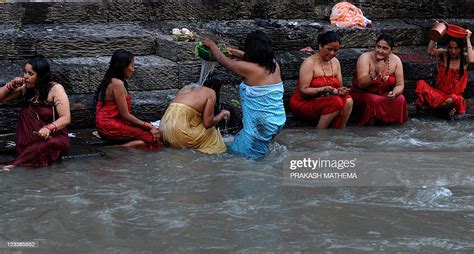 nepalese hindu women take a ritual bath in the bagmati river during fotografía de noticias