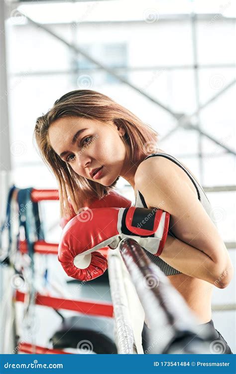 hübsche junge blonde sportlerin in den roten boxhandschuhen die sie sehen stockfoto bild von