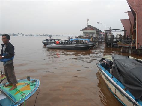 Perdagangan Di Kawasan Kota Air Sungai Kapuas Barito Kuala Kalimantan