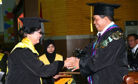 Wisuda 1764 Lulusan Rektor Ingatkan Konektivitas Komunitas Asean