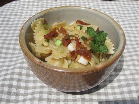 Farfallesalat mit getrockneten Tomaten und Pinienkernen von