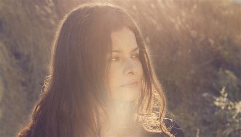 Mazzy Star S Hope Sandoval Shines With The Warm Inventions In Berkeley