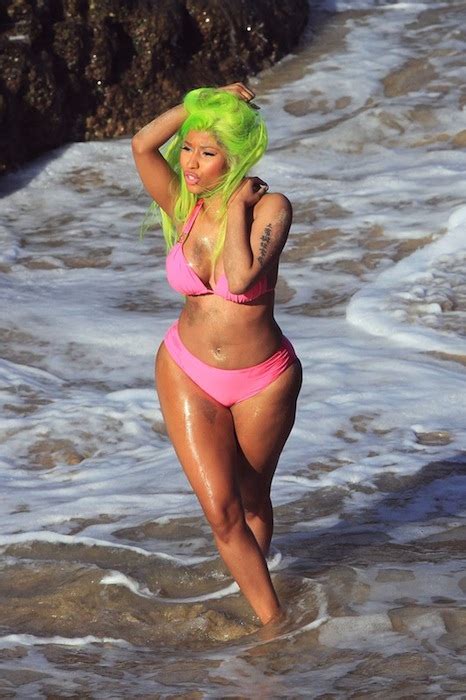 Nicki Minaj Workout Routine Nicki Minaj Leg Cross Bikini Pose Fitfreely