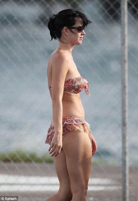 Katy Perry S Bahamas Snorkeling Fun Interrupted By Bikini Wardrobe Malfunction