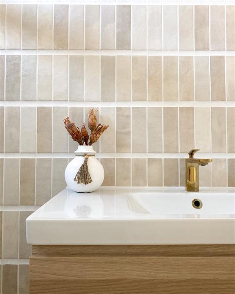 Warm Tones And Textures In This Bathroom Remodel Wall Tile Cloe 25x8