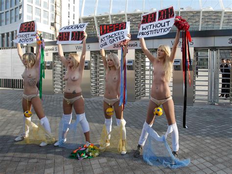 Las Activistas Que Protestan En Topless Relataron El Horror Que