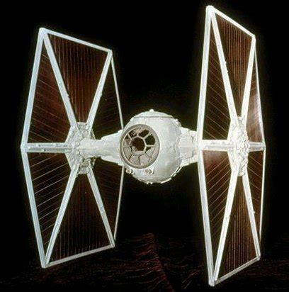 Tie fighter überzeugt mit seiner detailverliebtheit und seiner elektrisierenden atmosphäre sowie dem ganze look der enorm an die anime der 80er erinnert. Chasseur TIE/In