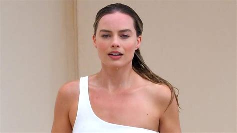 Once Upon A Time In Hollywoods Margot Robbie Shows Off Bikini Body In Cannes Au