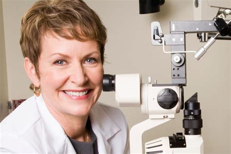 Ophthalmologist Vs Optometrist Who Is Best For Your Eyes