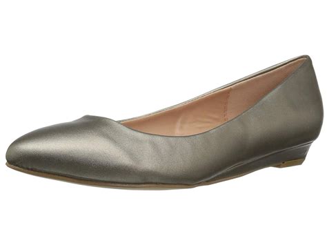Journee Collection Womens Wacy Almond Toe Ballet Flats