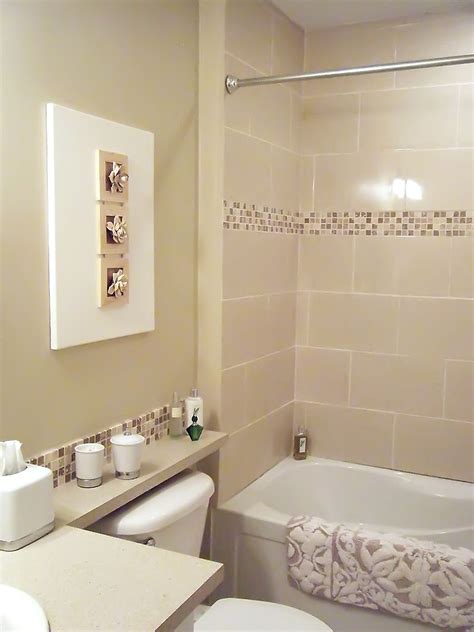 Accent bathroom wall tile ideas. Love the 3D wall art and the mosaic tile border in the ...