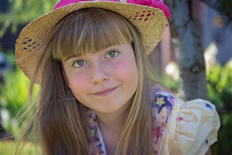 무료 이미지 사람 소녀 여자 꽃 여름 초상화 모델 봄 색깔 어린이 모자 푸른 의류 레이디 닫기