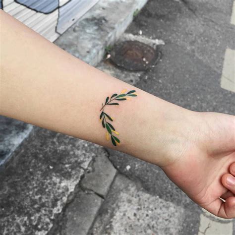 Olive Wreath Tattoo On The Wrist Artista Tatuador Zihee Modern