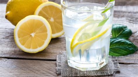 Kombinasikan lemon dengan madu agar dapat khasiat yang lebih baik lagi. Bukan Hanya Segar, Ini 5 Manfaat Minum Air Lemon Campur ...