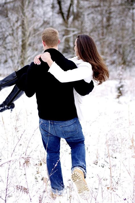 Winter Shoot Couple Or Engagement Pose Winter Engagement Pictures Engagement Couple Poses