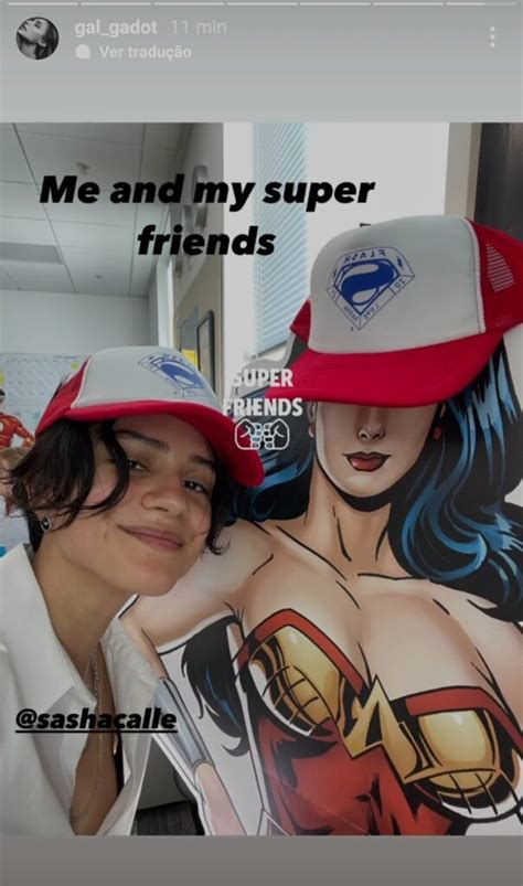 The Flash Gal Gadot Posta Imagem Com Sasha Calle A Supergirl Veja