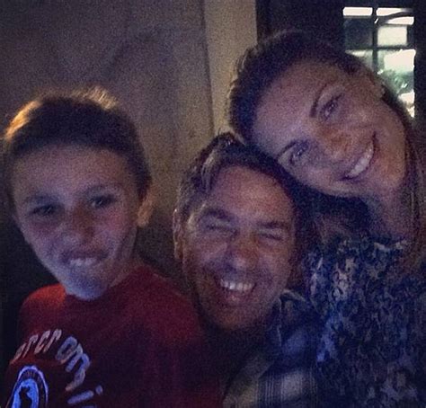 Scatto martina colombari figlio, la moglie dell'ex calciatore alessandro costacurta fa vedere una foto di sé con il ragazzo. Martina a Dubai con Billy e Achille - Gossip.it