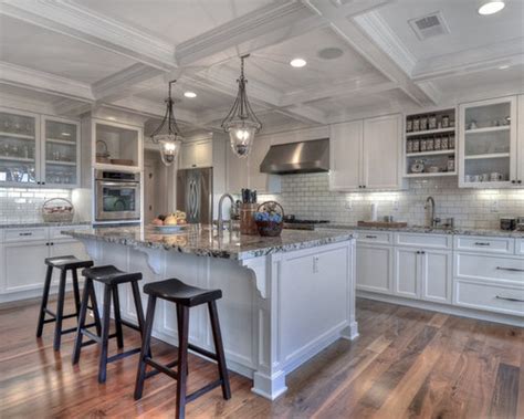From hgtv to pinterest, editorial style guides feature white cabinetry that appeals to many. White Kitchen Backsplash | Houzz
