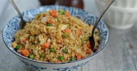 /ˌnɑːsi ɡɒˈrɛŋ/), literally meaning fried rice in both the indonesian and malay languages, is an indonesian rice dish with pieces of meat and vegetables added. Fakta Nasi Goreng, Makanan Sederhana yang Mendunia dan Lezat